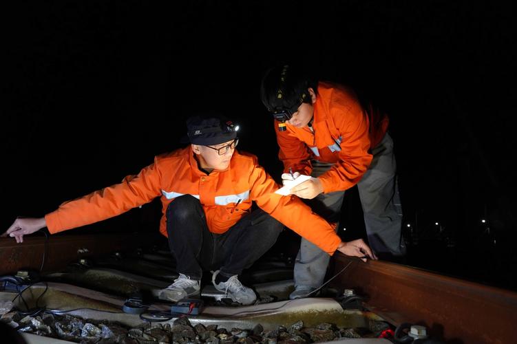 对主桥部分轨道电路相关信号设备的限界,电气特性等基础数据进行测量